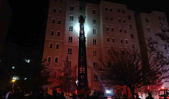 Apartmanın girişindeki elektrik panosunda yaşanan patlama paniğe neden oldu