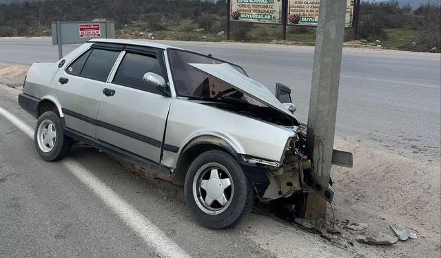 Bursa'da otomobil direğe çarptı, 1 yaralı