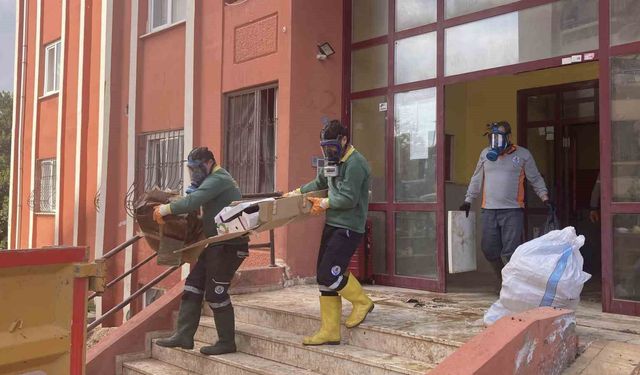 Ekipler gaz maskesiyle girdi : 7 kamyonet çöp çıktı