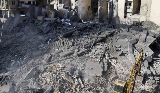 İsrail, Lübnan'da 15 katlı binayı yerle bir etti