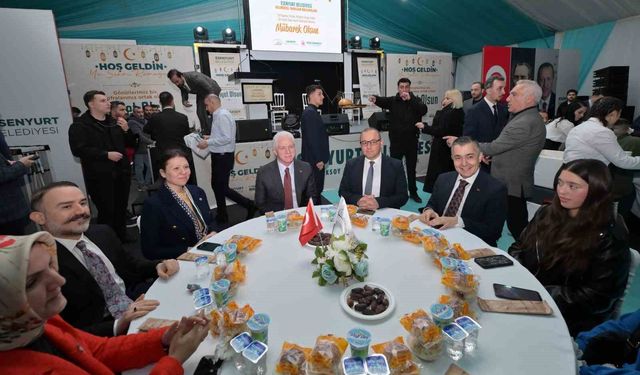 İstanbul Valisi Davut Gül ve Başkan Vekili Aksoy, Kadir Gecesi'nde vatandaşlarla iftar yaptı