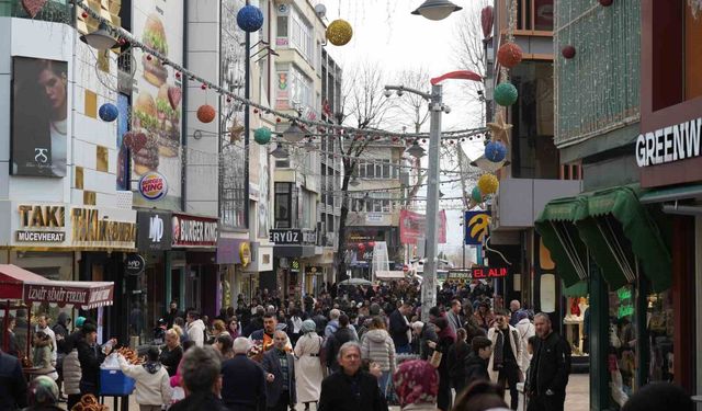 İzmit sokaklarında bayram alışverişi hareketliliği: Adım atacak yer kalmadı