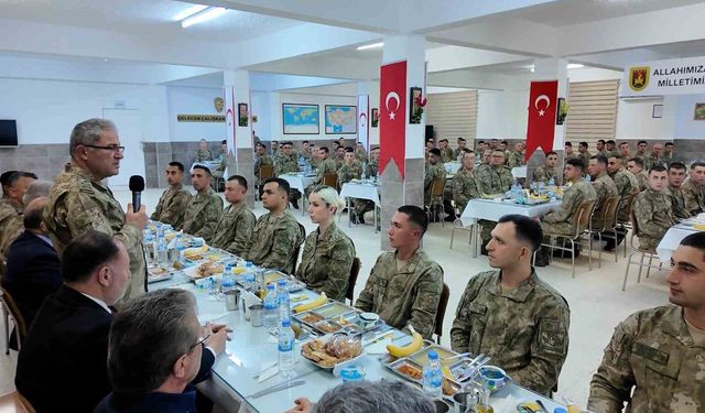 Kara Kuvvetleri Komutanı Orgeneral Tokel, Mehmetçiklerle iftarda bir araya geldi