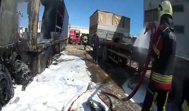 Mersin'de yangın, tırlar hurdaya döndü