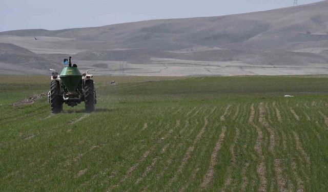 Mevsim yağmurları öncesi çiftçiler gübre mesaisine başladı