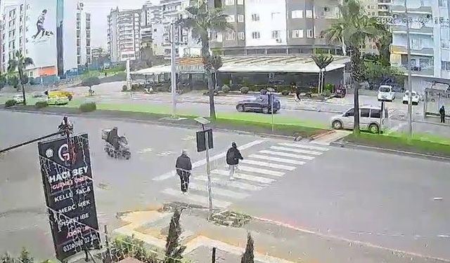 Motokurye kız çocuğuna çarptı, o anlar güvenlik kamerasında