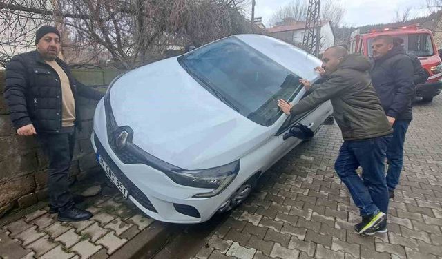 Otomobil duvara çarptı: 2 yaralı