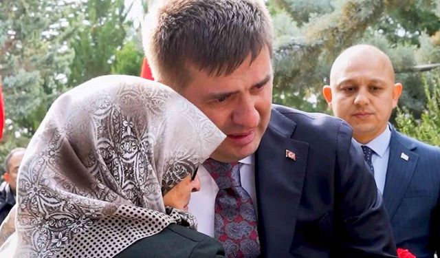 Şehit annesinin sözleri yürekleri burktu, Vali gözyaşlarını tutamadı