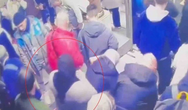 Sultanahmet'te yankesicilik yapan 2 kadın suçüstü yakalandı