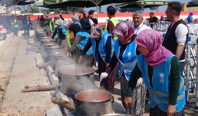 71 mahalleden kadınlar 71 kazanda yemek yaptı, binlerce kişiye ikram etti