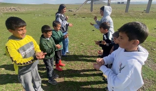 Ağrı'da köy çocukları geleneksel oyunlarla büyüyor
