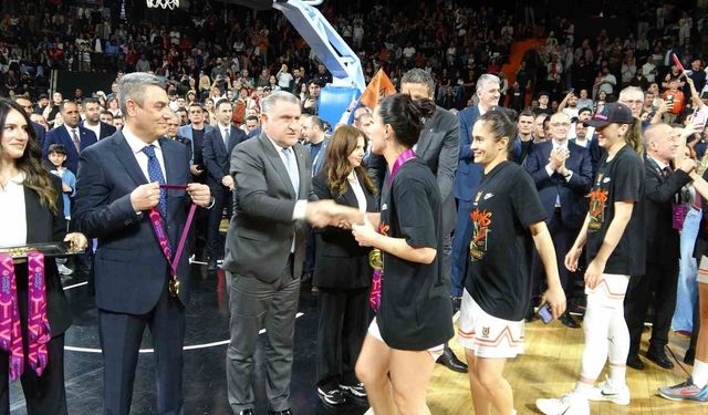 Bakan Bak, ÇBK Mersin'in şampiyonluk sevincine ortak oldu