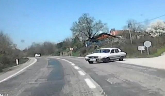 Bartın'da 2 otomobil kafa kafaya çarpıştı