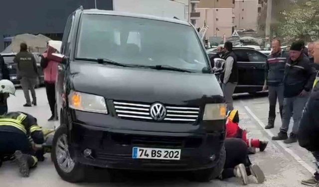 Bartın'da feci kaza: Aracın altında kalan kadını ekipler kurtardı