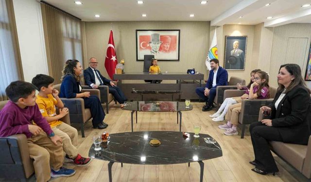 Başkan Boltaç koltuğunu devretti, çocuklar taleplerini sıraladı