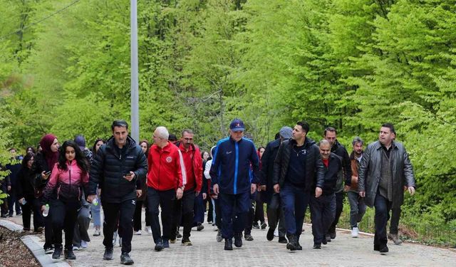 Başkan Özlü, gençlerle doğa yürüyüşü yaptı