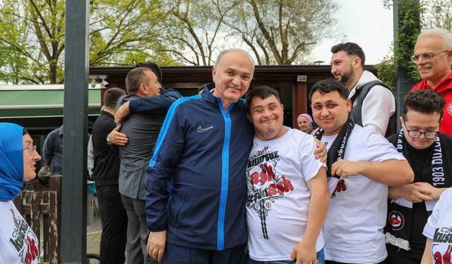 Başkan Özlü Kusursuz kafenin özel çalışanlarıyla masa tenisi oynadı