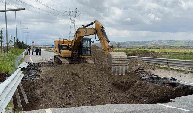 Batman'da sağanak yağış nedeniyle yol çöktü, Güney Çevre Yolu ulaşıma kapatıldı