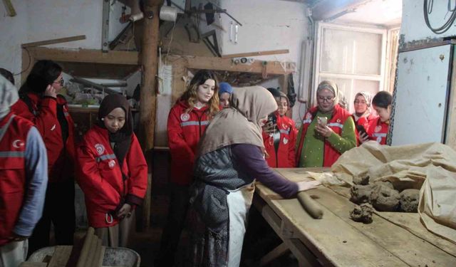 Bayburt'ta gönüllü gençler tarih ve doğayla buluştu