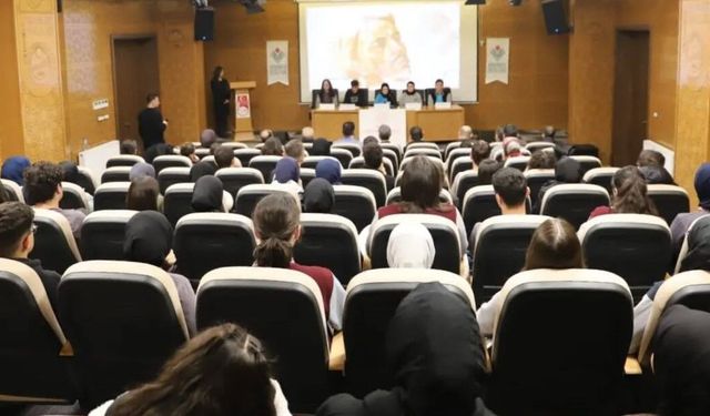 Bayburt'ta öğrenciler Sait Faik Abasıyanık'ı panelde anlattı