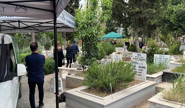 Boğazına çilek kaçarak hayatını kaybeden minik Mustafa Mersin'de toprağa verildi