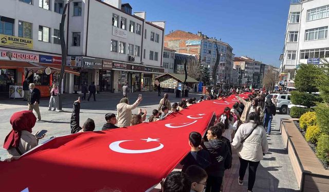 Bolu'da öğrenciler 200 metrelik Türk bayrağıyla caddede yürüdü
