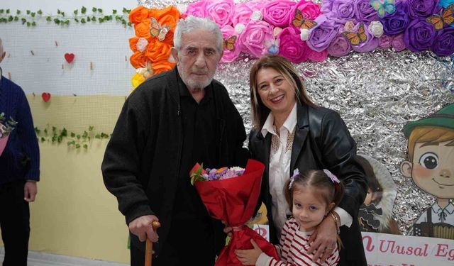 Bu kez yaşlılar minikleri ziyaret etti