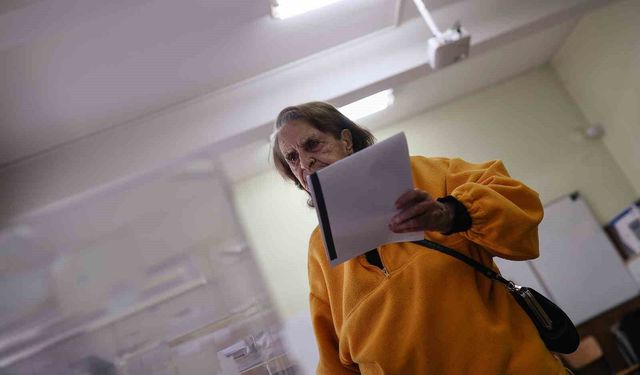 Bulgaristan'da halk son 5 yılın sekizinci genel seçimi için sandık başında