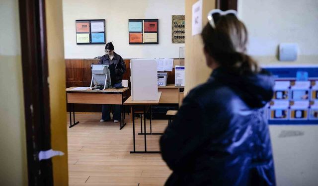 Bulgaristan'da seçimin galibi eski Cumhurbaşkanı Radev'in partisi oldu