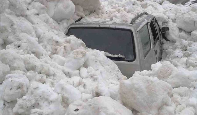Çığ altında kalmaktan son anda kurtuldular