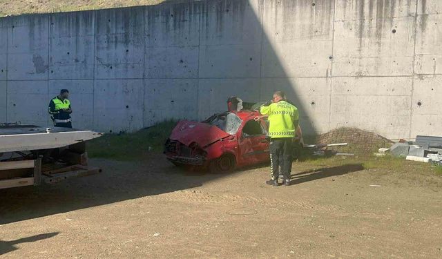 Düzce'de virajı alamayan otomobil bahçeye uçtu: 1 yaralı