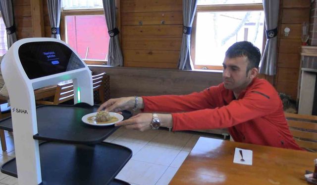 Edirne'de robot garson hizmete başladı, müşteriler memnun
