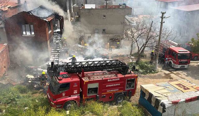 Edremit'te korkutan çöp ev yangını