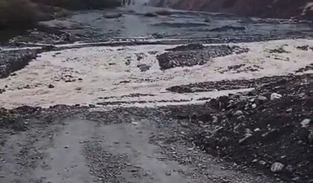 Elazığ'da selden dolayı kapanan yolda çalışma başlatıldı