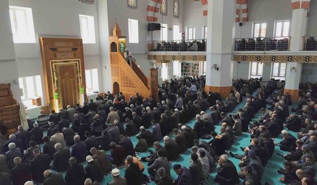 Erciş'te öğretmen ve öğrenciler için gıyabi cenaze namazı kılındı