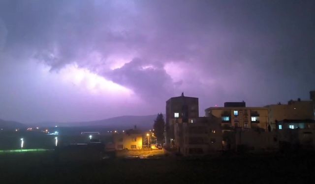 Gercüş'te şimşekler geceyi aydınlattı