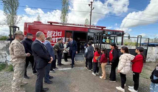 Iğdır'ın Cennetabat köyünde gezici kütüphane öğrencilerle buluştu