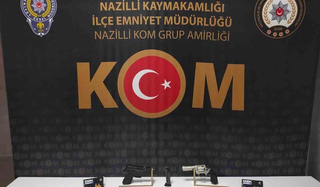 İşyerinde ruhsatsız silahlarla yakalandı