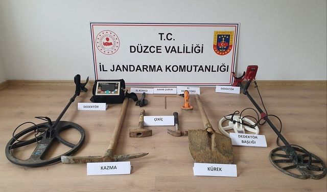 Kaçak kazı yaparken jandarmaya suçüstü yakalandılar