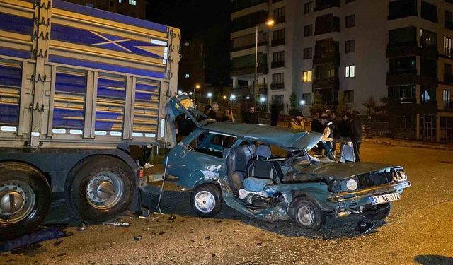 Kazaya karışan otomobil, park halindeki tıra çarptı: 1'ağır 4 yaralı