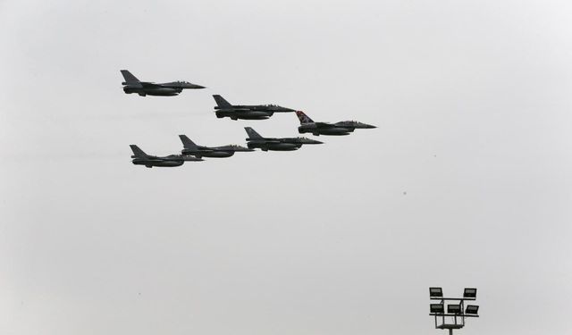 Konya'da SOLOTÜRK ve Türk Yıldızları'ndan öğrencilere 23 Nisan gösterisi