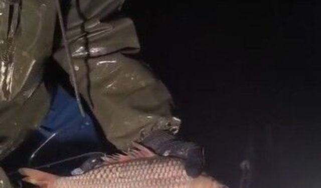 Kovada Gölü'nde yasa dışı avcılığa geçit yok: Kaçak avcılıkta kullanılan 7 çuval ağa el konulurken, balıklar tekrar göle salındı