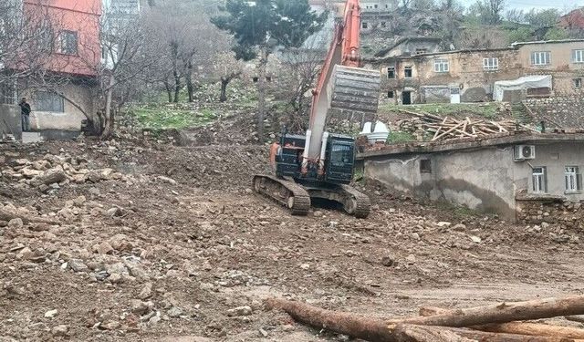 Kozluk'ta vatandaşların kabusu haline gelen çamurlu köy yolları onarıldı