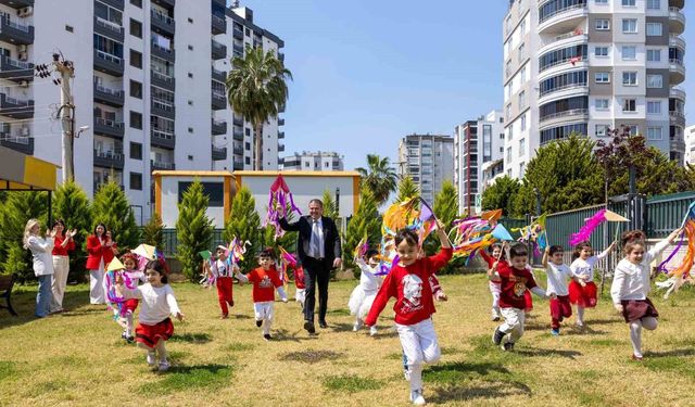 Mezitli'de çocuklar Başkan Tuncer'le uçurtma uçurdu