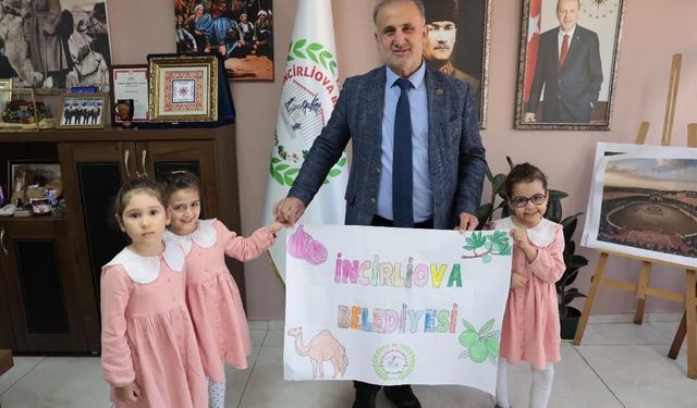 Minik öğrencilerden Başkan Kaya'ya hediye