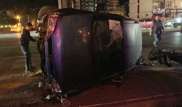 Motosikletle çarpışan hafif ticari araç devrildi: 3 yaralı