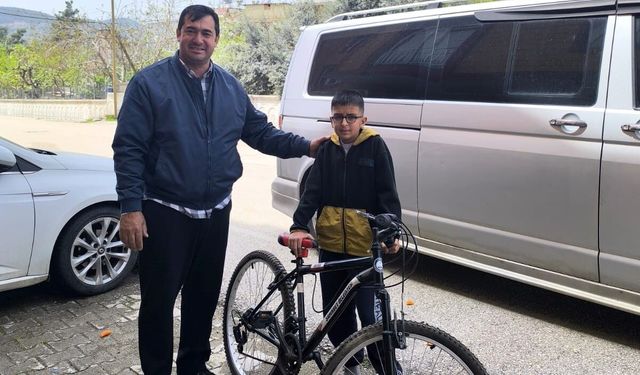 Ödülünü depremzede çocuğa hediye etti