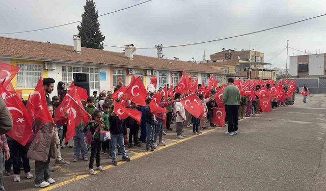 Öğrenciler okula bayrak ve çiçeklerle gitti