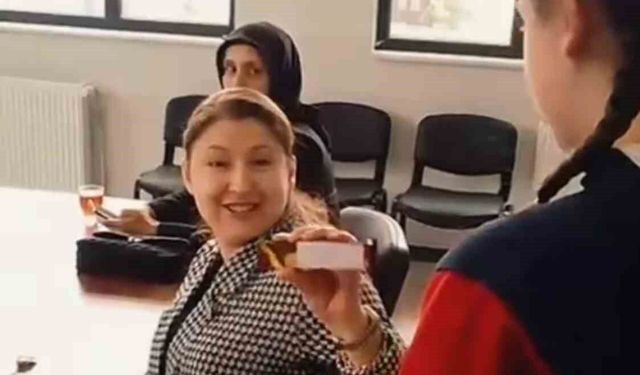 Öğrencilerden anlamlı mesaj: 'Öğretmene silah değil, çikolata uzatılır'