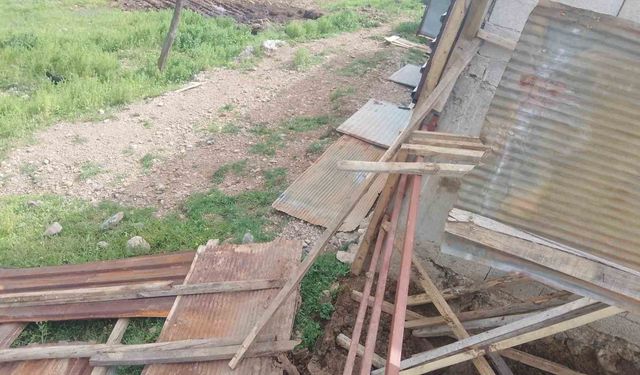 Osmaniye'de fırtına ahırın çatısını uçurdu
